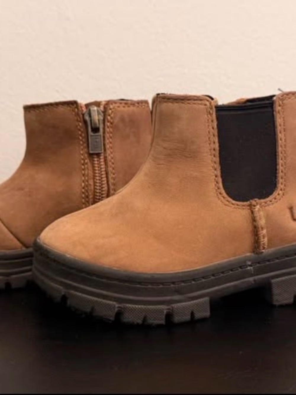 UGG Ashton Chelsea Boots — Chestnut — Toddler Size 6